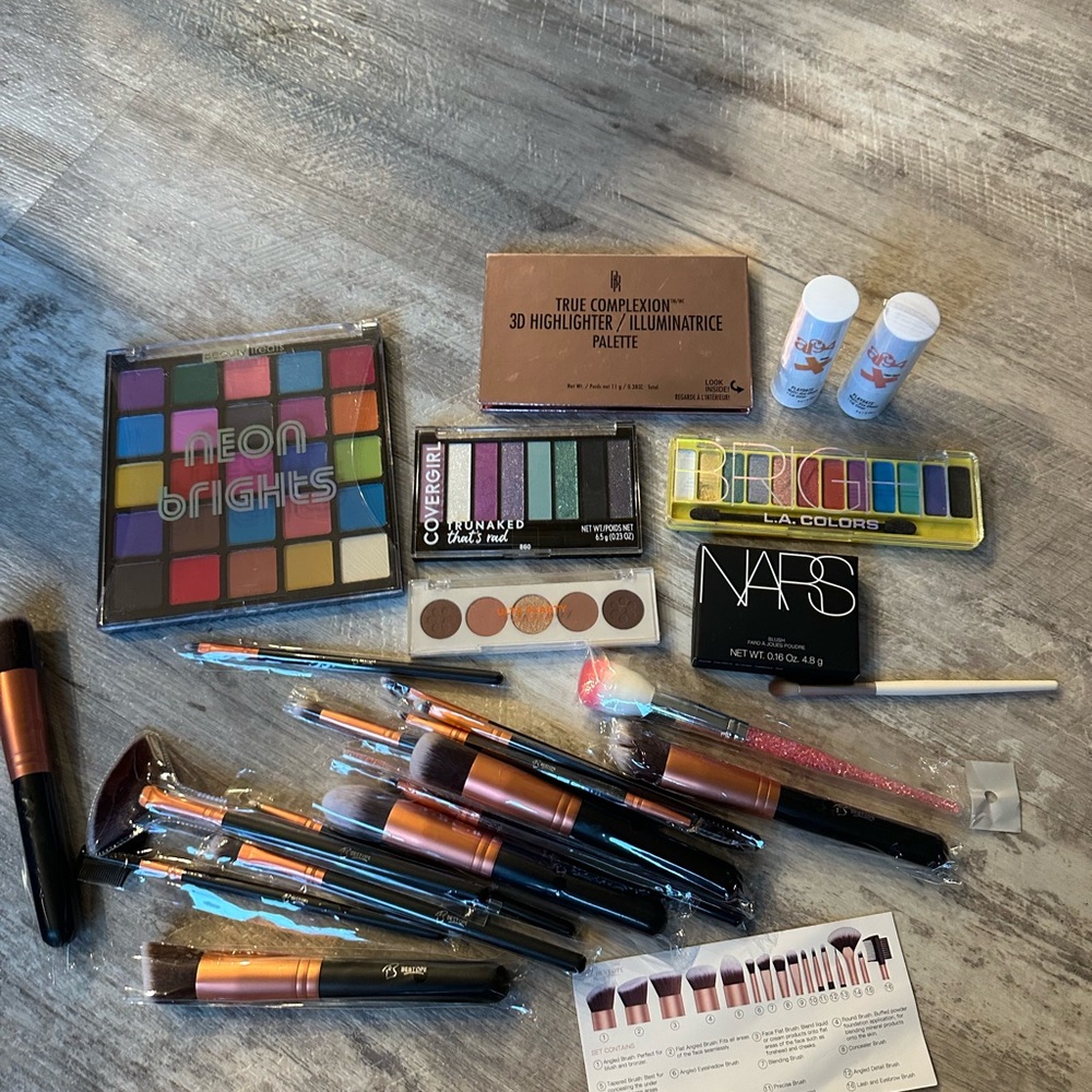NARS Blush and Palette of Eyeshadows. Includes wonderful makeup brushes